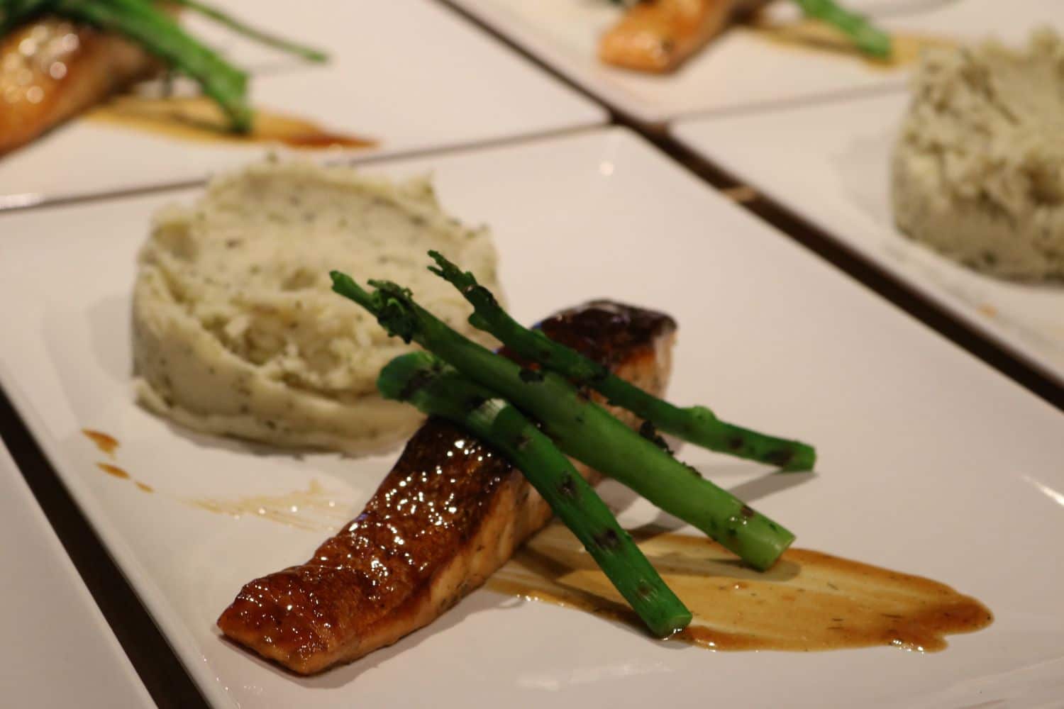 Gezond diner die geserveerd worden bij de luxe retreat van Villa Pureza