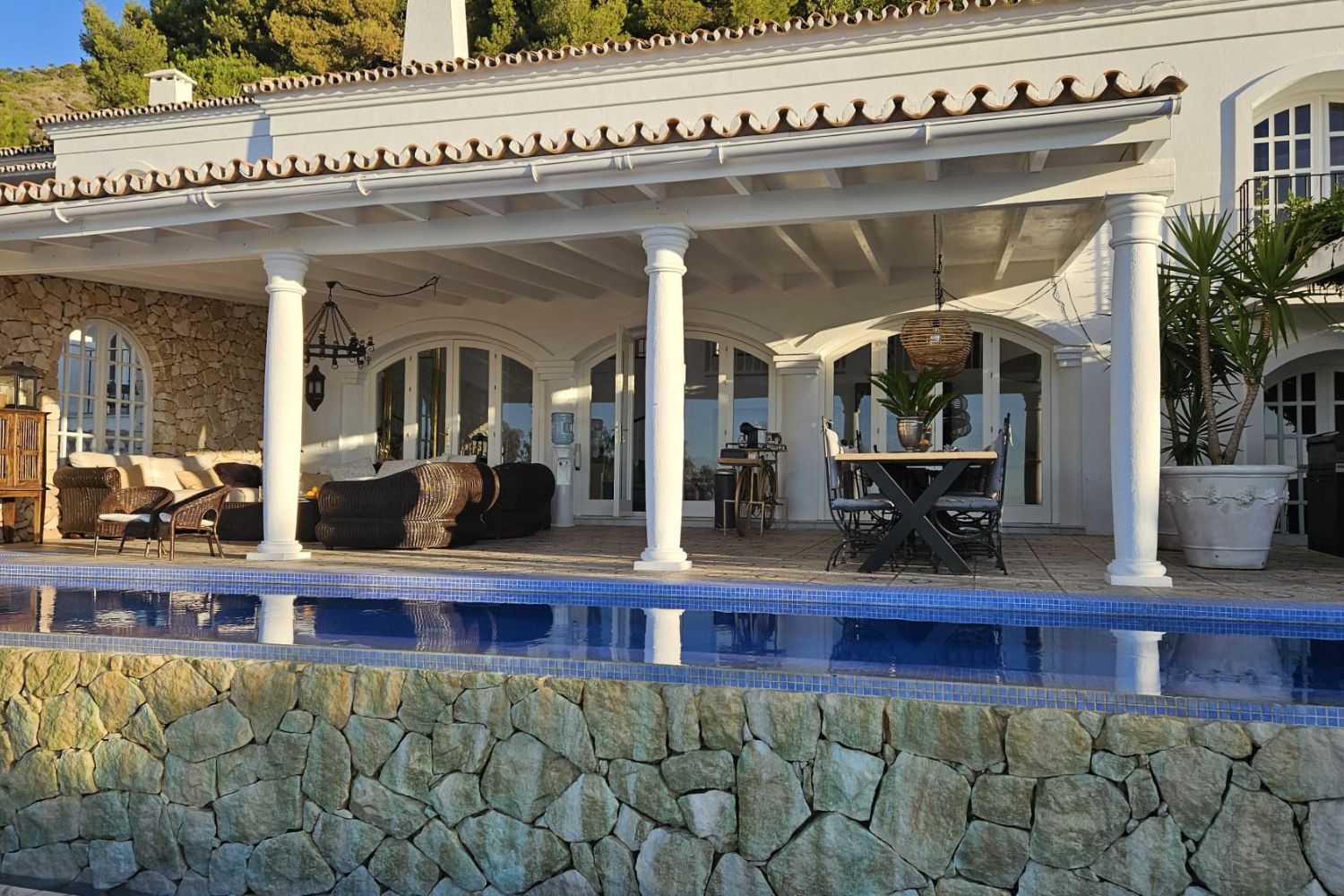 Vooraanzicht van het terras van Villa Pureza