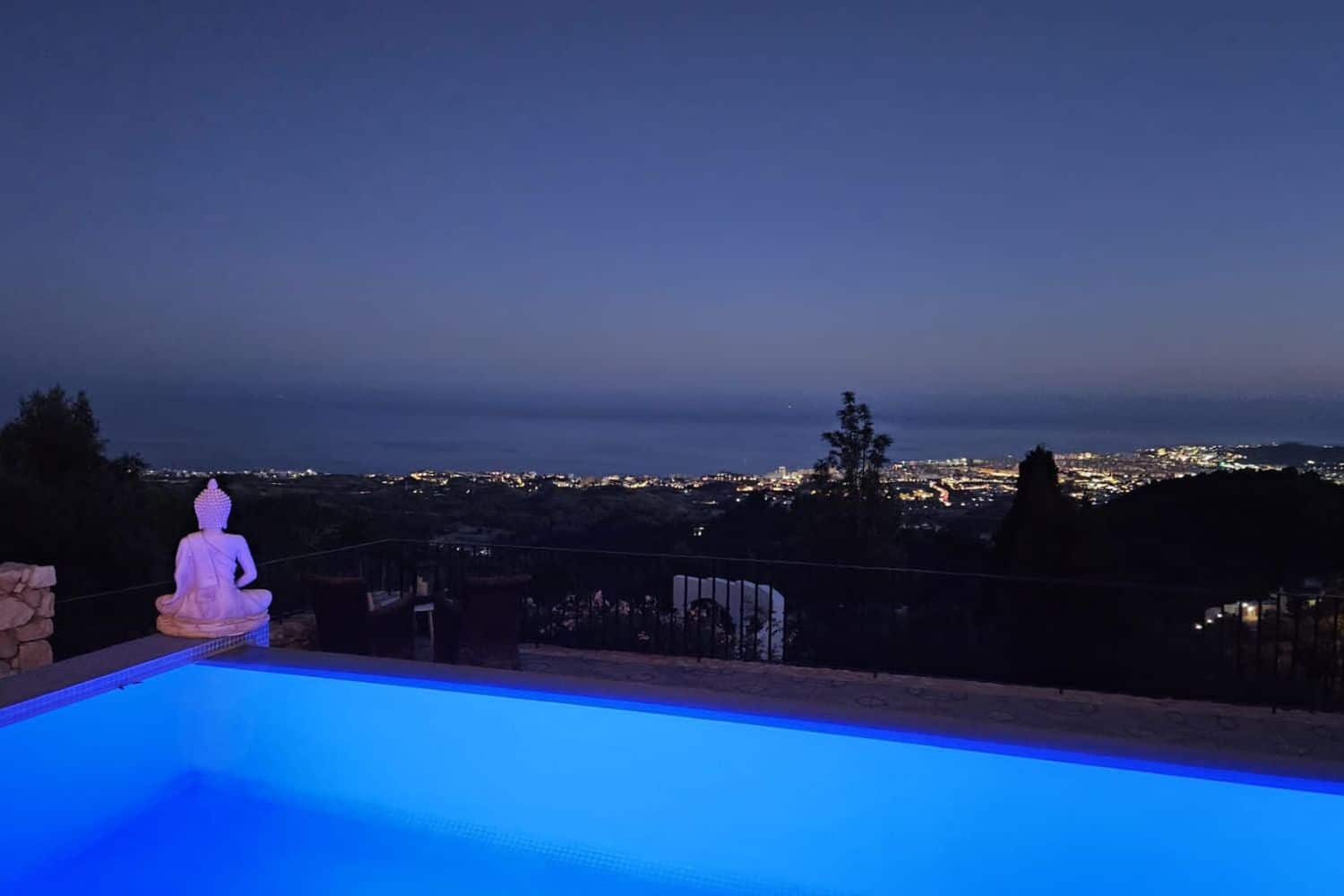 Uniek uitzicht over Mijas vanaf het terras van Villa Pureza in de avond