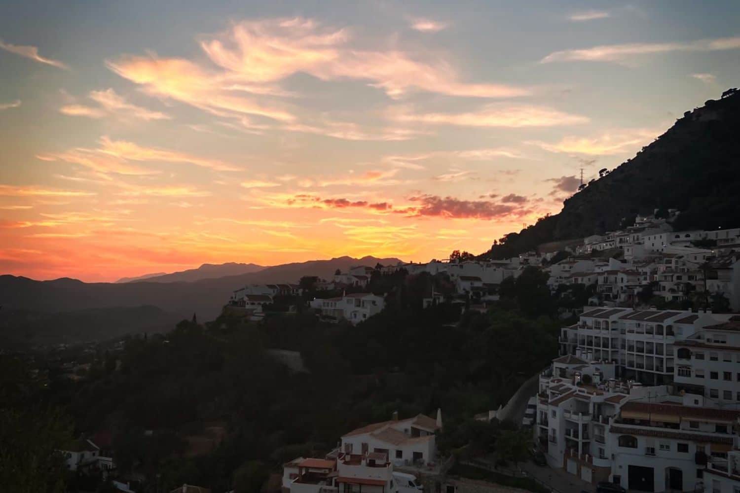 Ondergaande zon die zichtbaar is vanaf het terras van Villa Pureza in Spanje